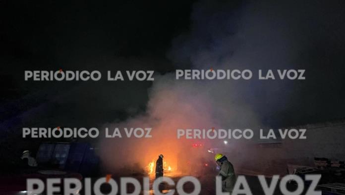 Incendio en área de descarga de Walmart moviliza a Bomberos  