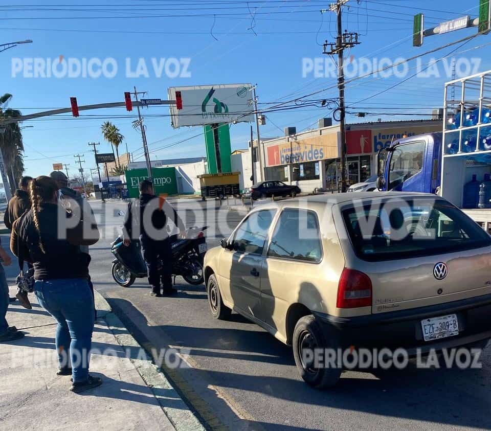 Da besito a motociclista