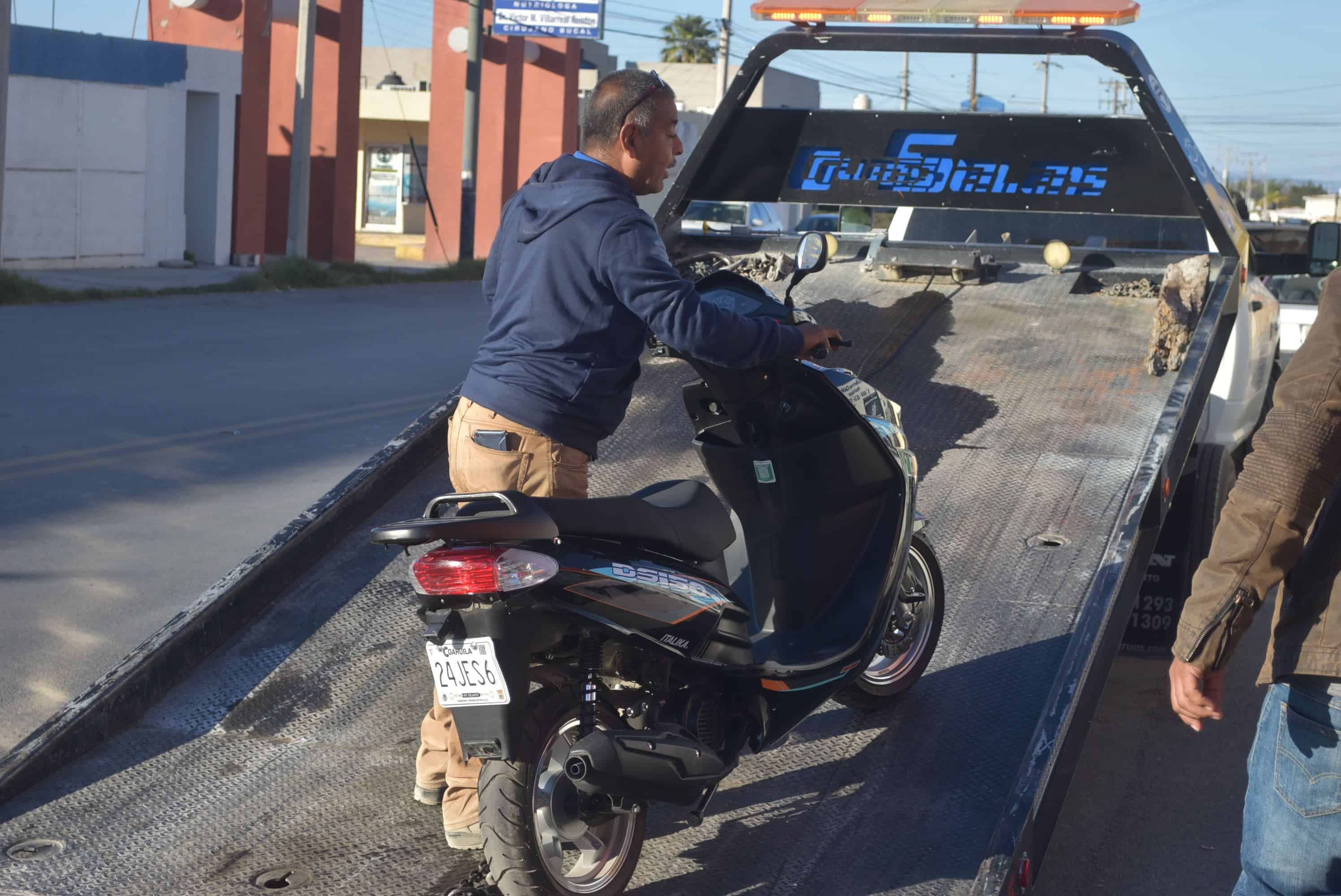 Da besito a motociclista