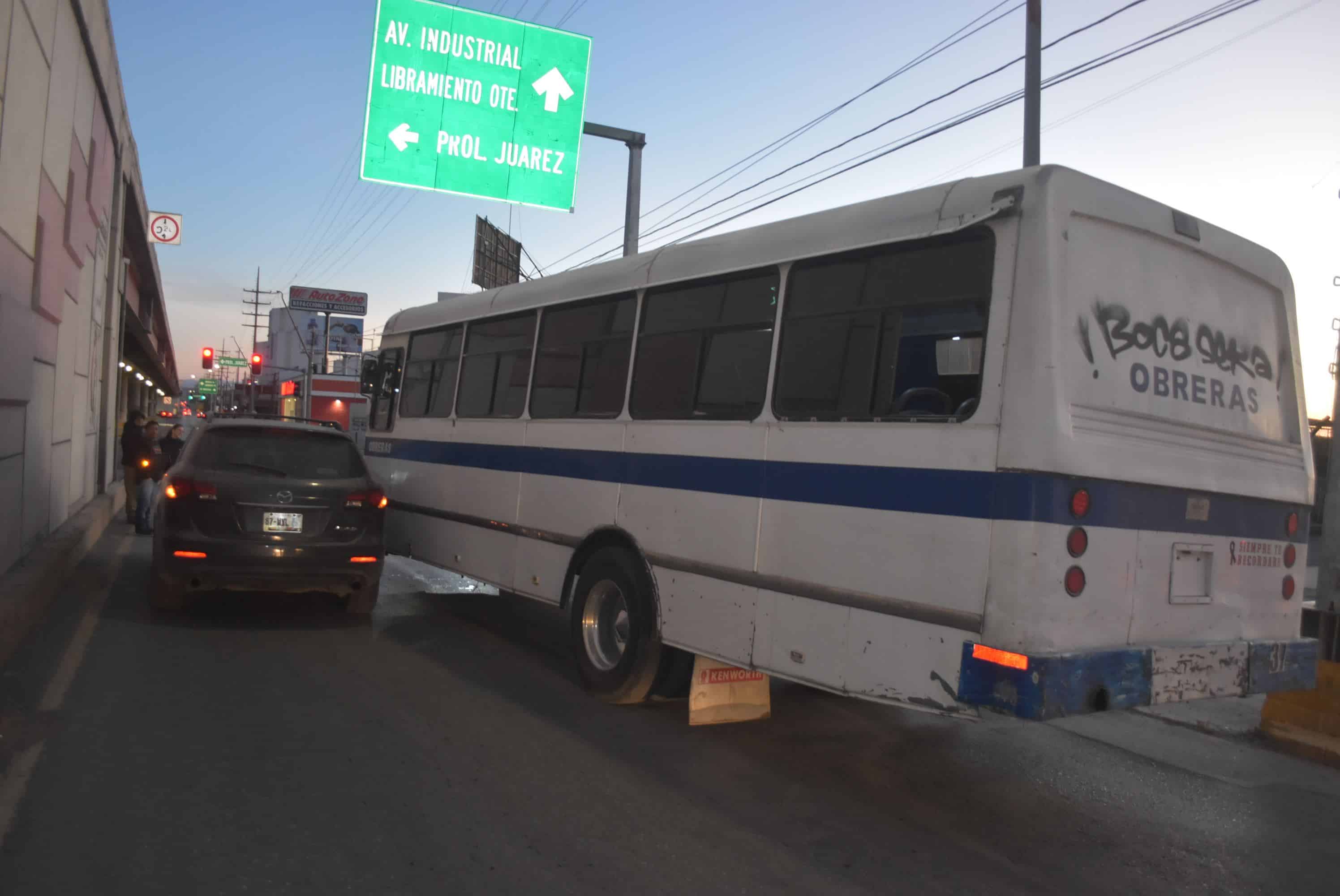 Camión de ruta arremanga auto