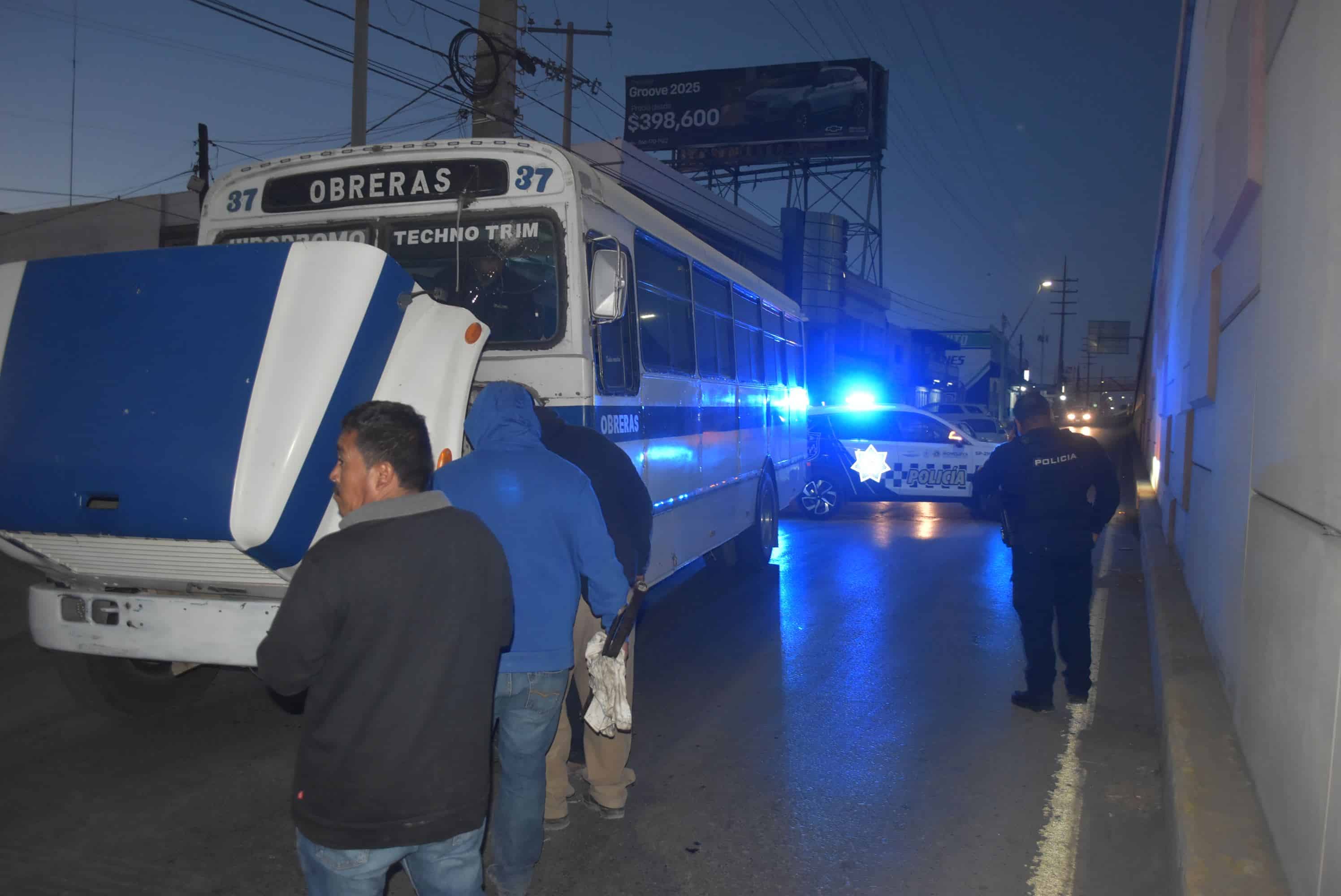 Camión de ruta arremanga auto