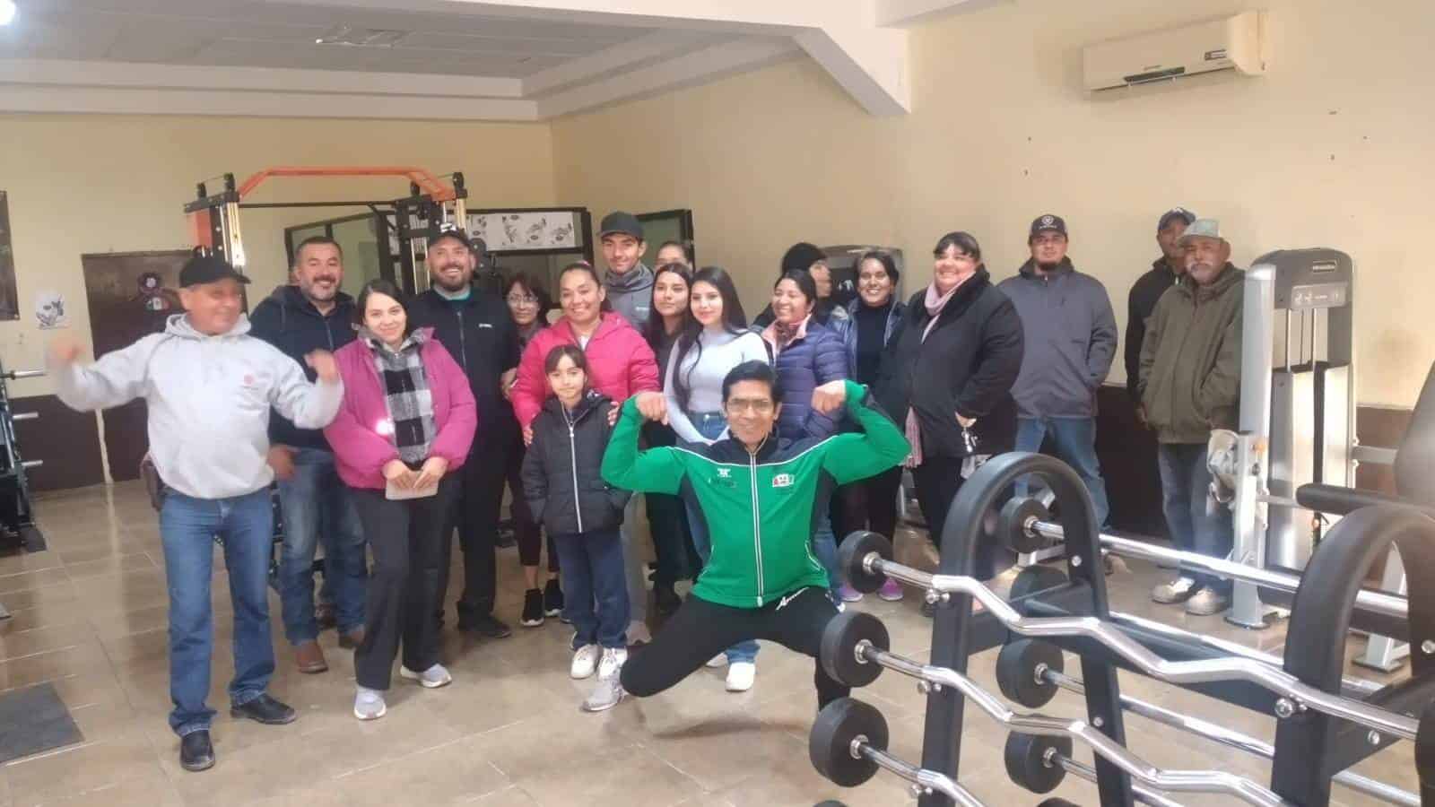 Emilio García impartió una charla ante una veintena de jóvenes en el Gimnasio Municipal de Absolo.