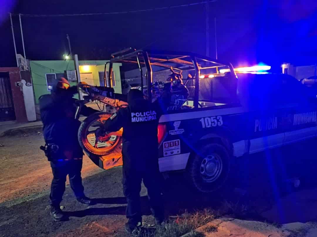 Auxilian policías a un motociclista