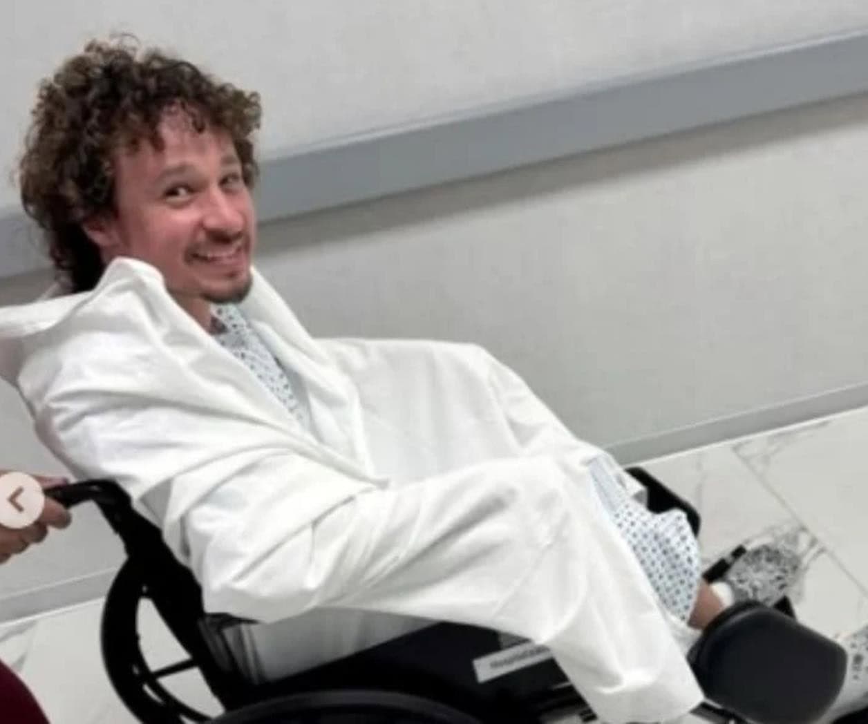 Luisito Comunica es hospitalizado en Japón por problemas de salud