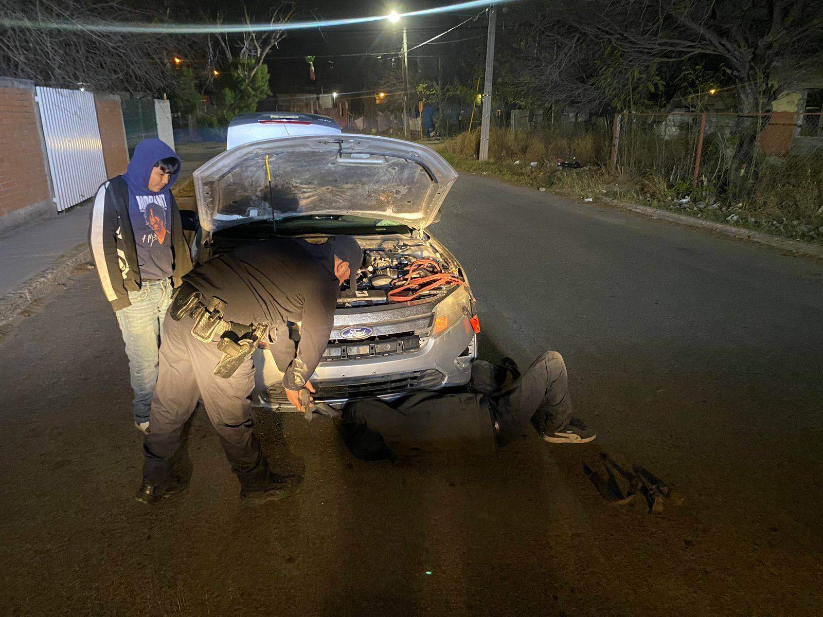 Policías de Nava Auxilian a Automovilista Varado