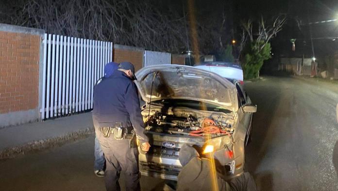 Policías de Nava Auxilian a Automovilista Varado