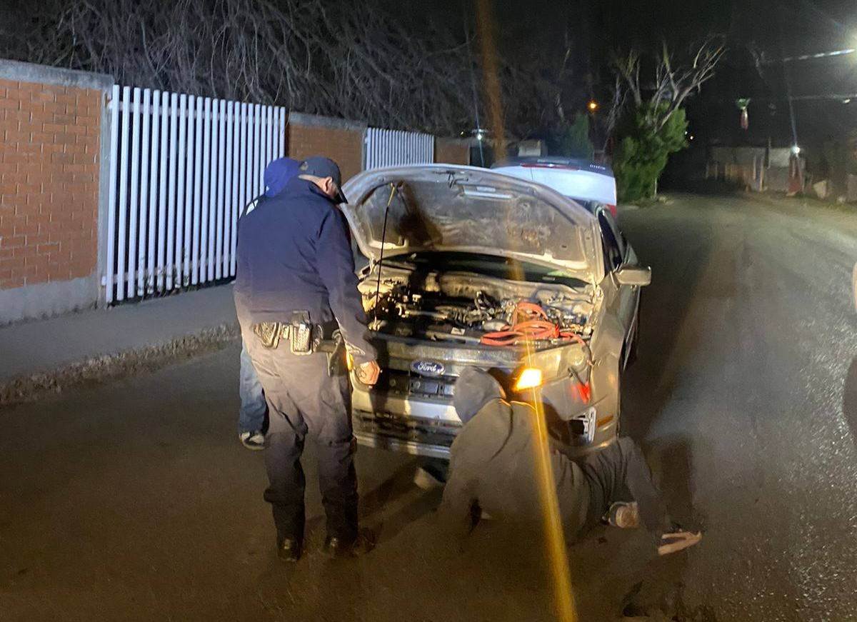 Policías de Nava Auxilian a Automovilista Varado