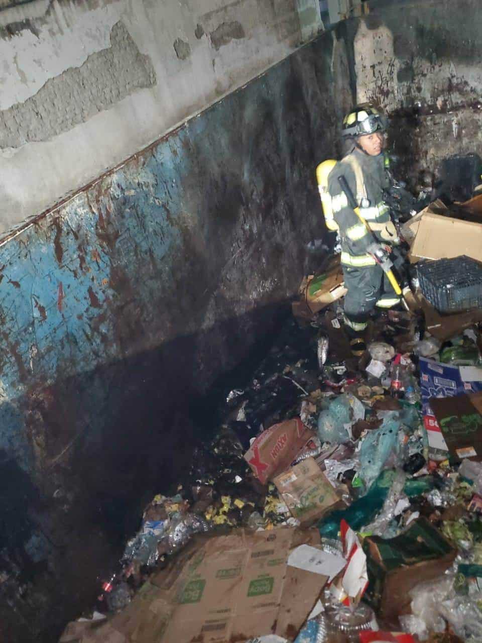 Incendio en contenedor de basura moviliza a Bomberos en Piedras Negras