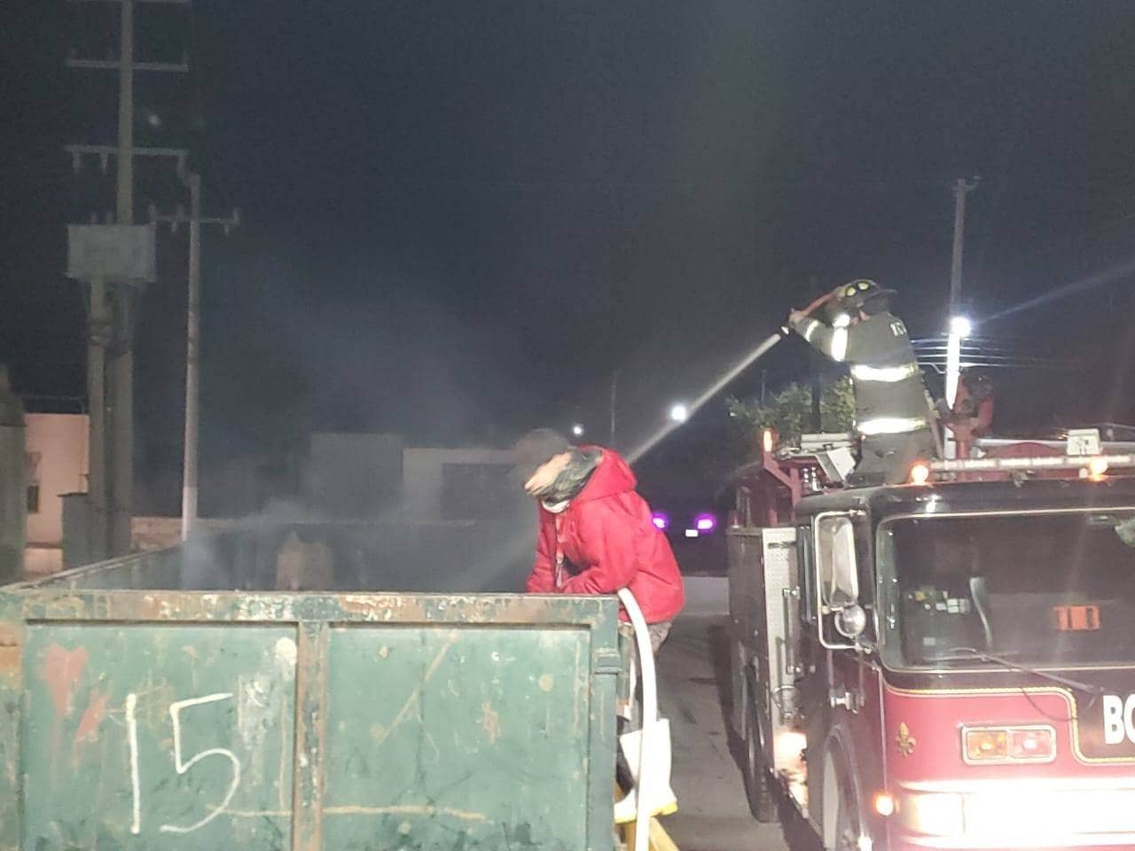 Incendio en contenedor de basura moviliza a Bomberos en Piedras Negras