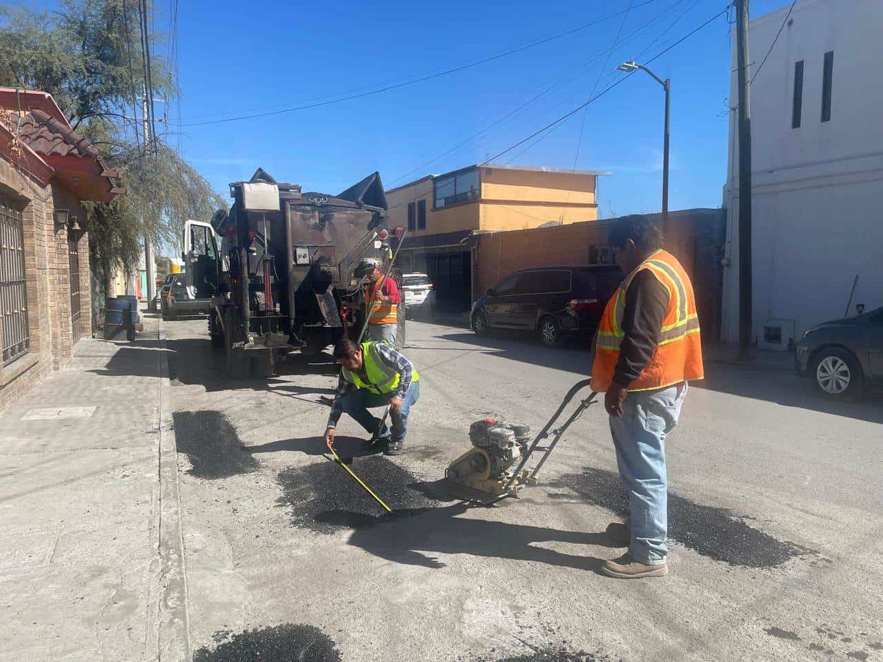 Trabajan en bacheo al sur de la ciudad
