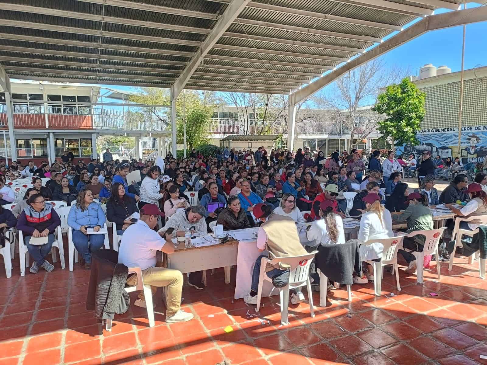 Padres de familia acudieron a la secundaria para llevar la papelería correspondiente.