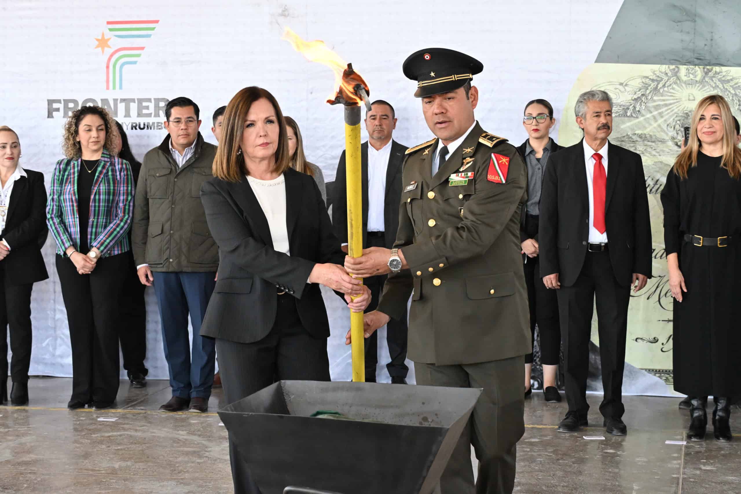 En el acto protocolario del Día de la Bandera, se incineraron las que ya no se utilizan.