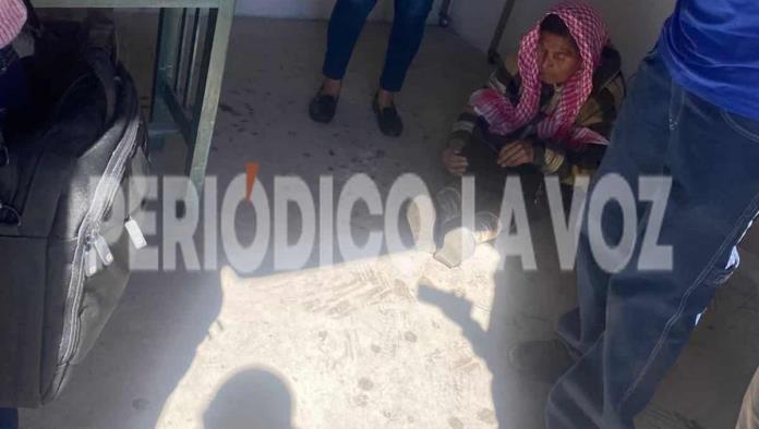 Tumba a mujer mayor con camión de ruta