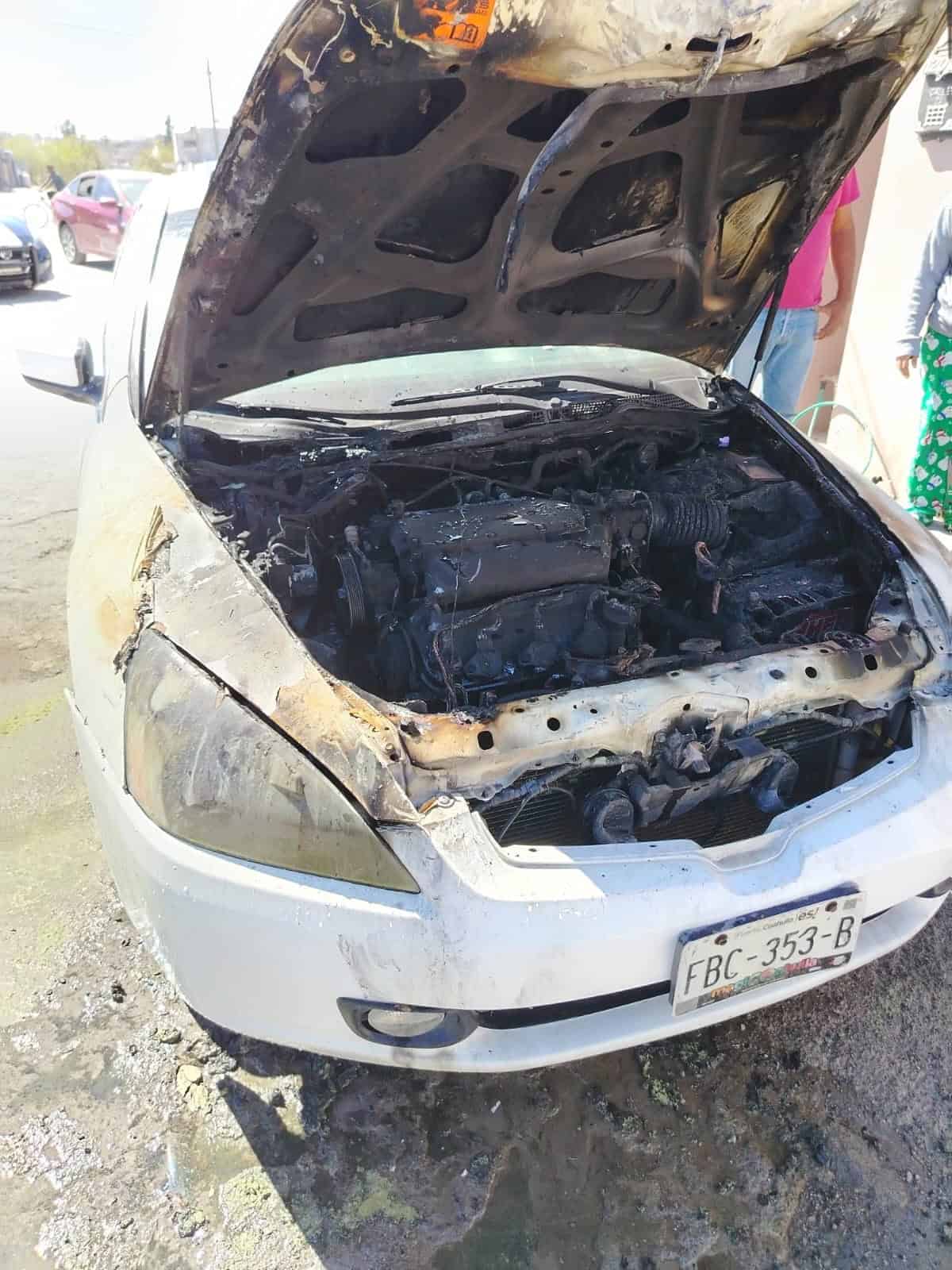 Se incendia auto por corto circuito