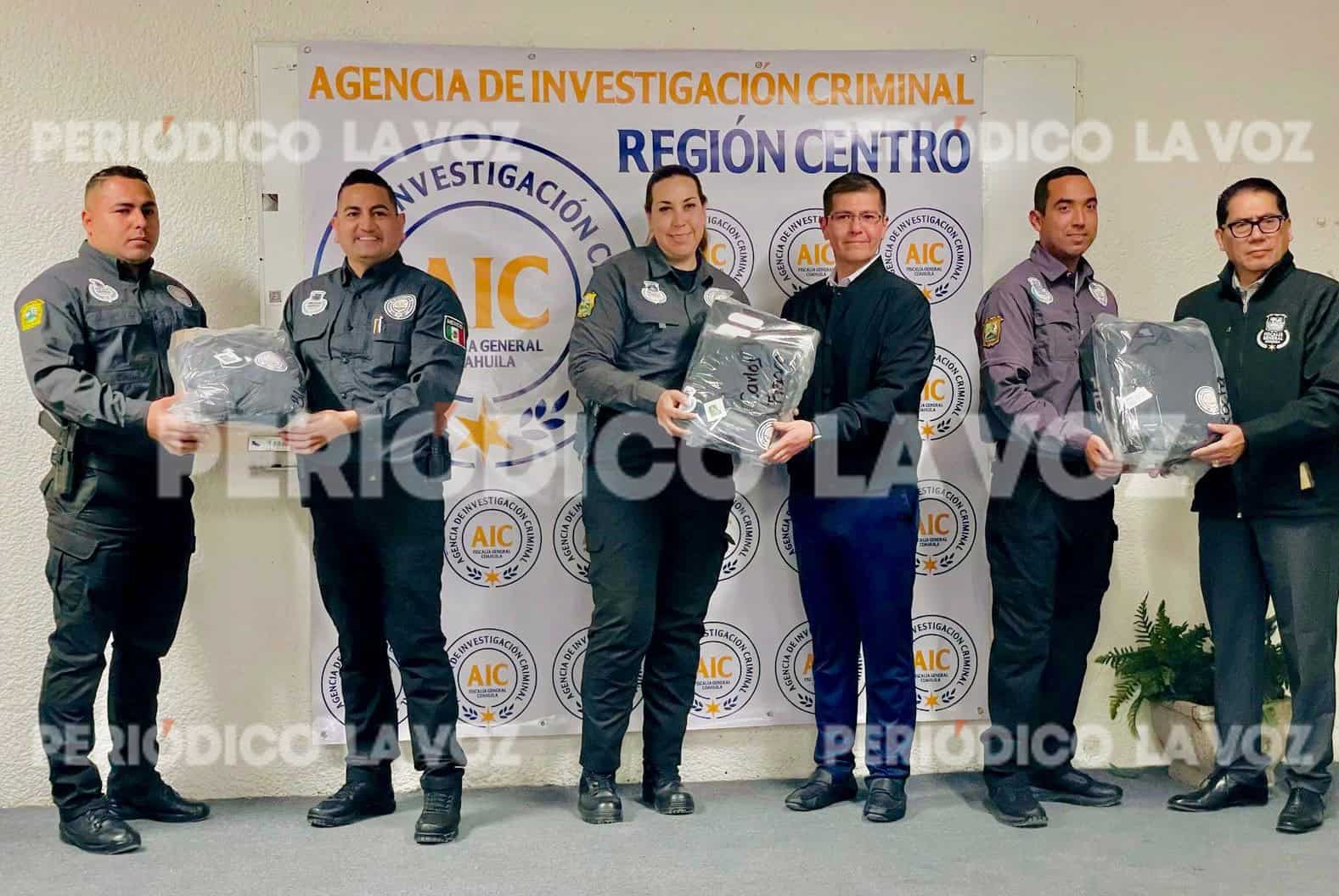 Entregan nuevos uniformes a la AIC