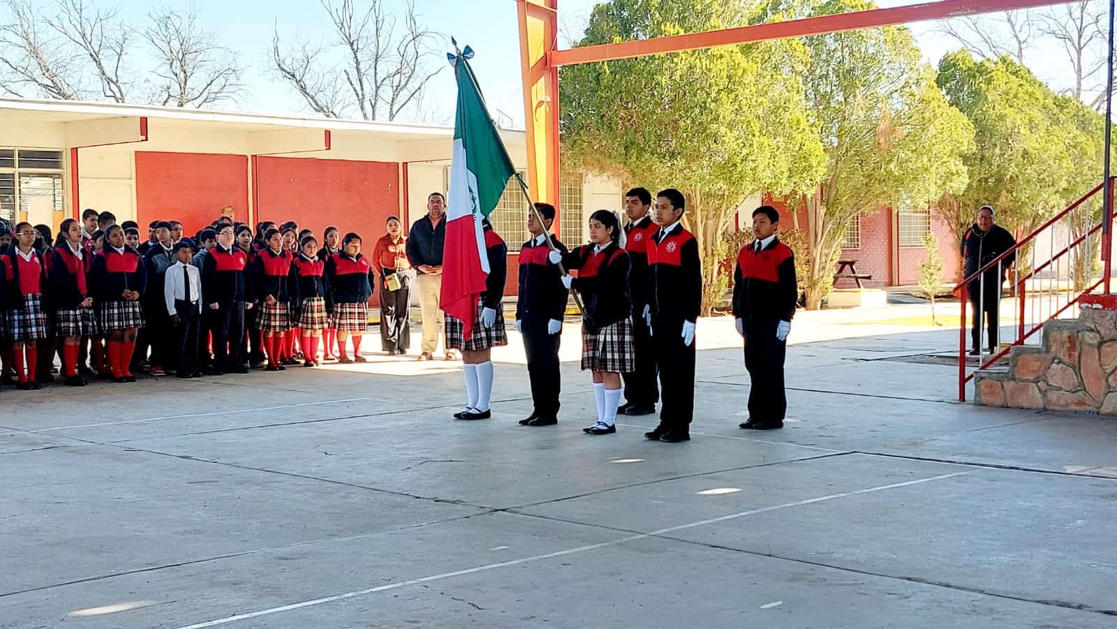 Carlos Rafael Arreaga Camacho, directora de la Escuela Secundaria Ubaldo Horacio Riojas Dávila (Técnica #2).