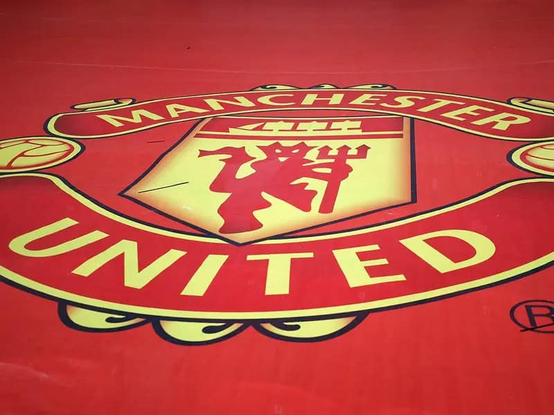 El United también aumentó el precio de los boletos para ver partidos en Old Trafford, una medida que encontró oposición en los aficionados. 
