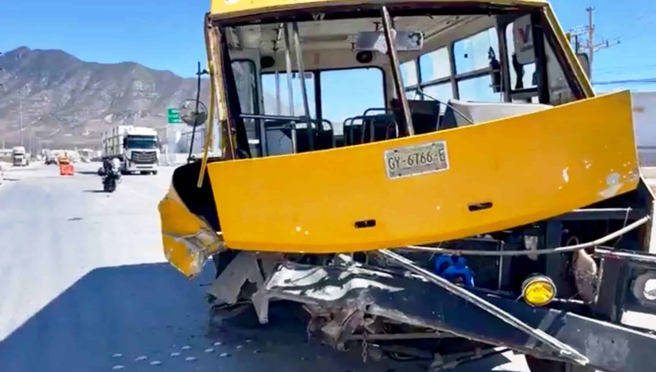 Destrozan en accidente transporte de personal