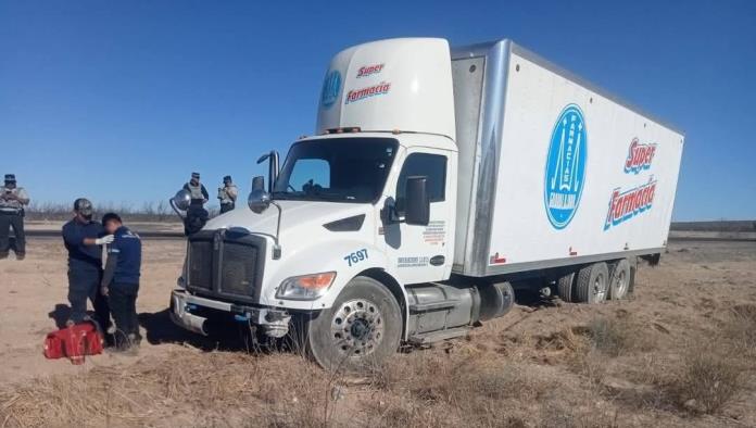 Torton de Farmacia Guadalajara se sale del camino en Allende