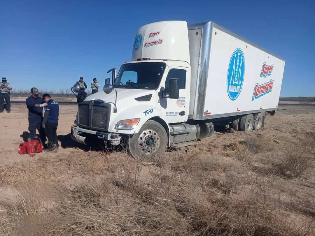 Torton de Farmacia Guadalajara se sale del camino en Allende