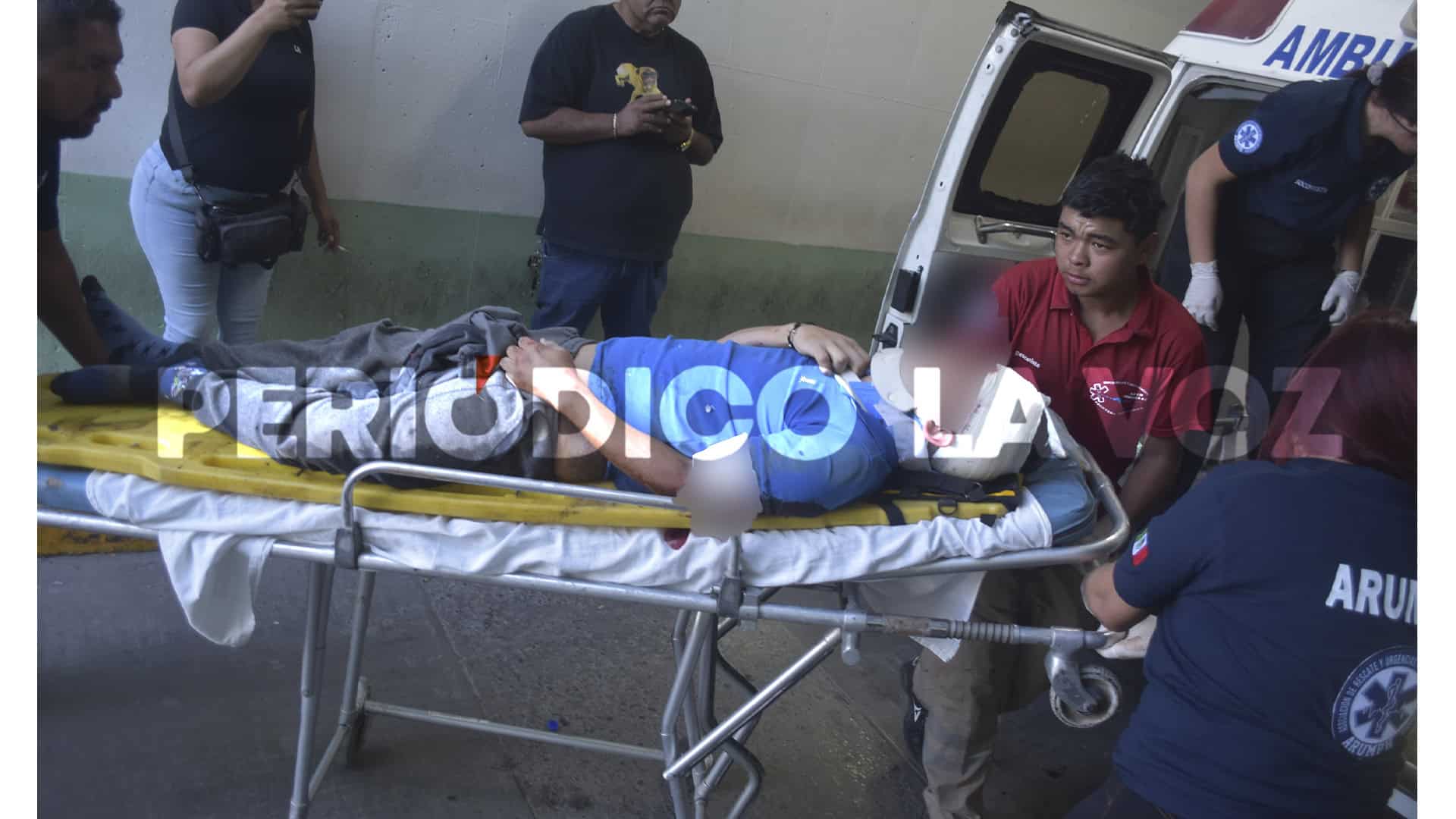 Embiste joven a motociclista