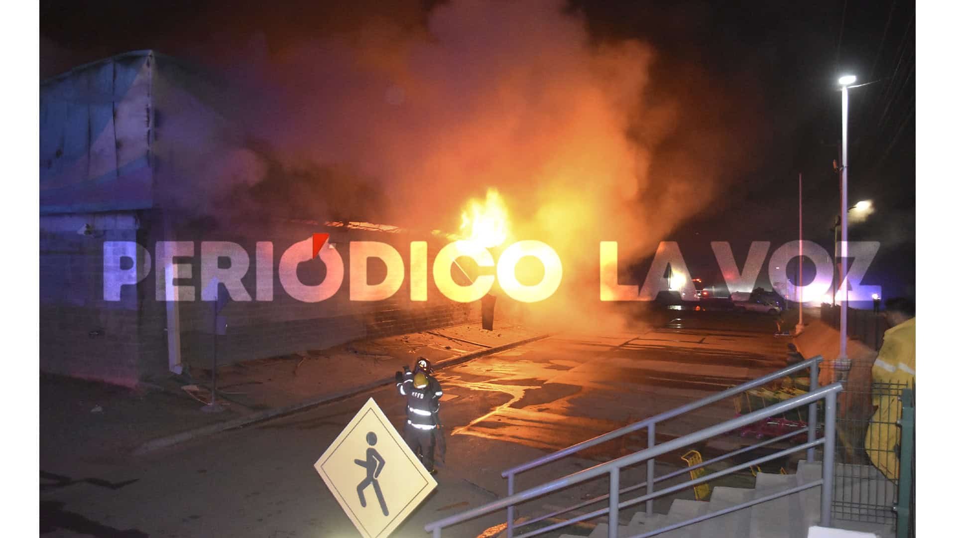 Devora incendio Bodega Aurrera