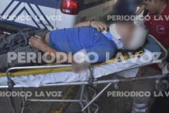 Embiste joven a motociclista