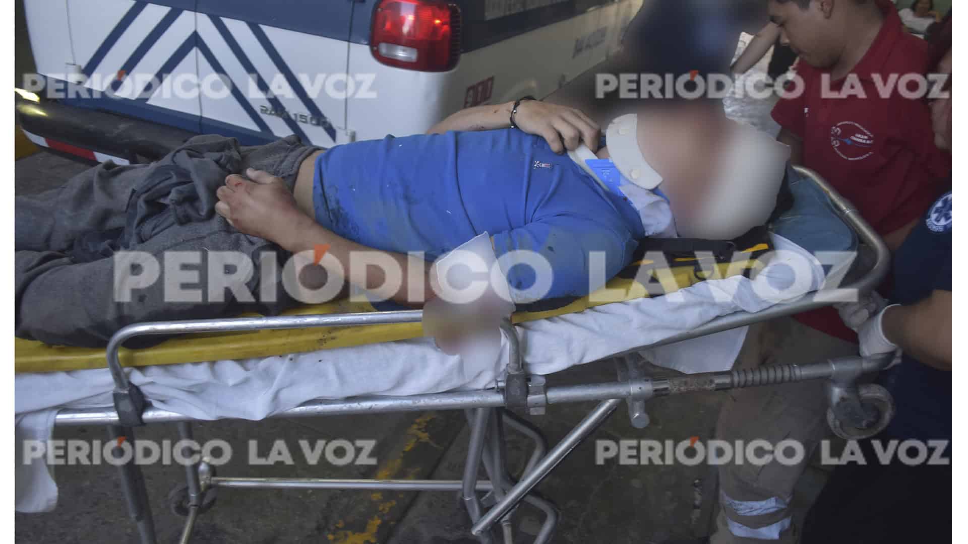 Embiste joven a motociclista