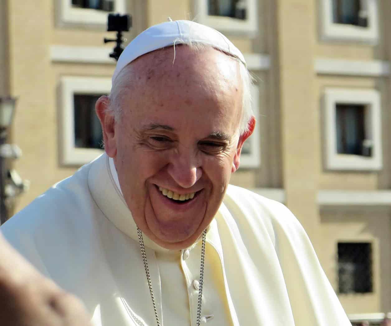 Papa Francisco presenta leve mejoría en su salud