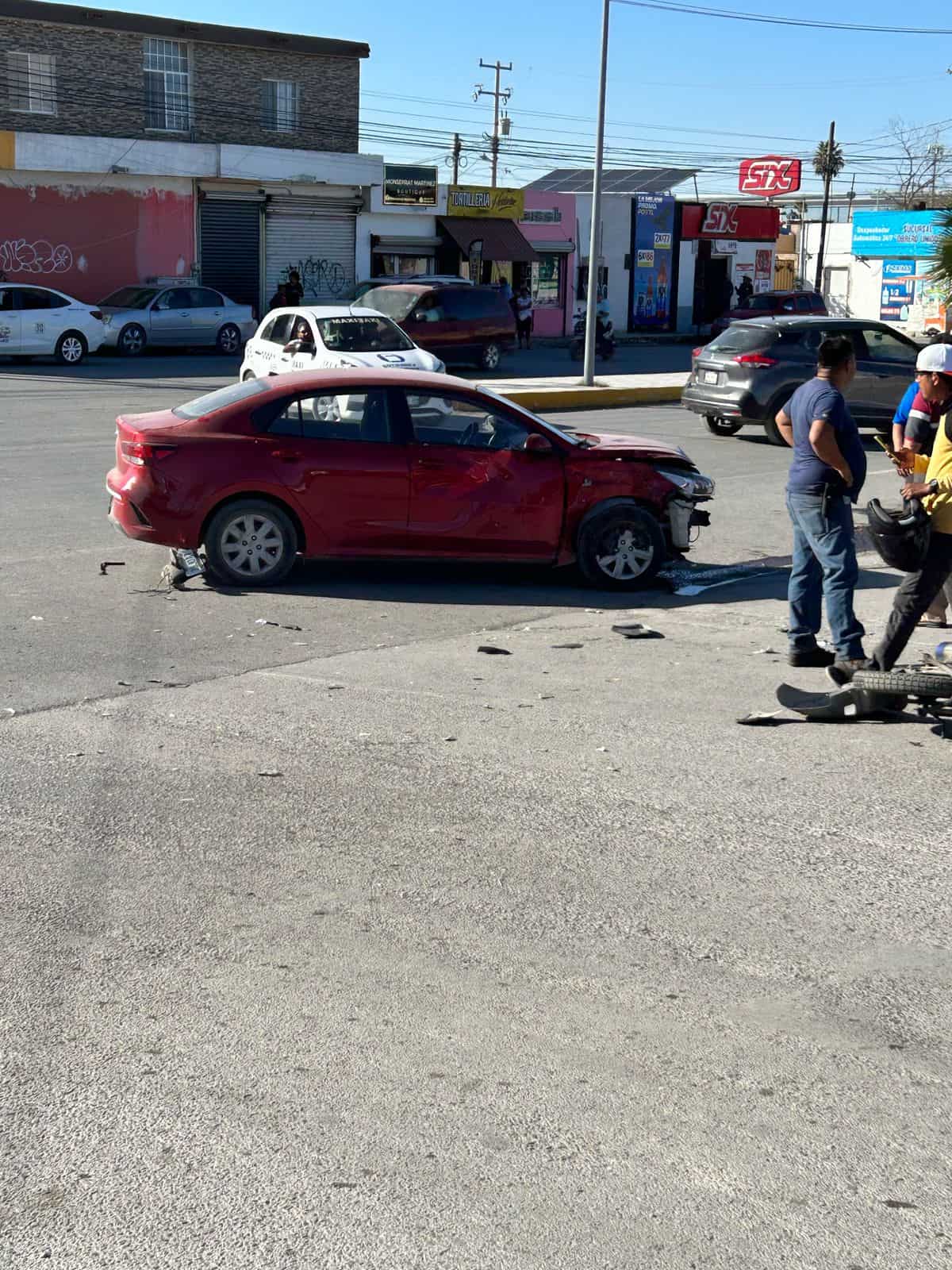 Embiste joven a motociclista