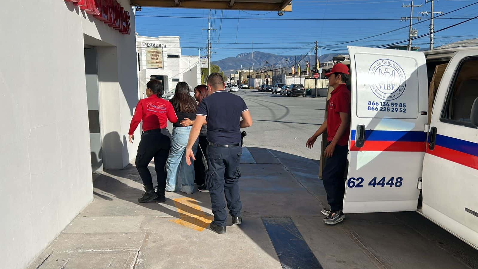 Embiste joven a motociclista