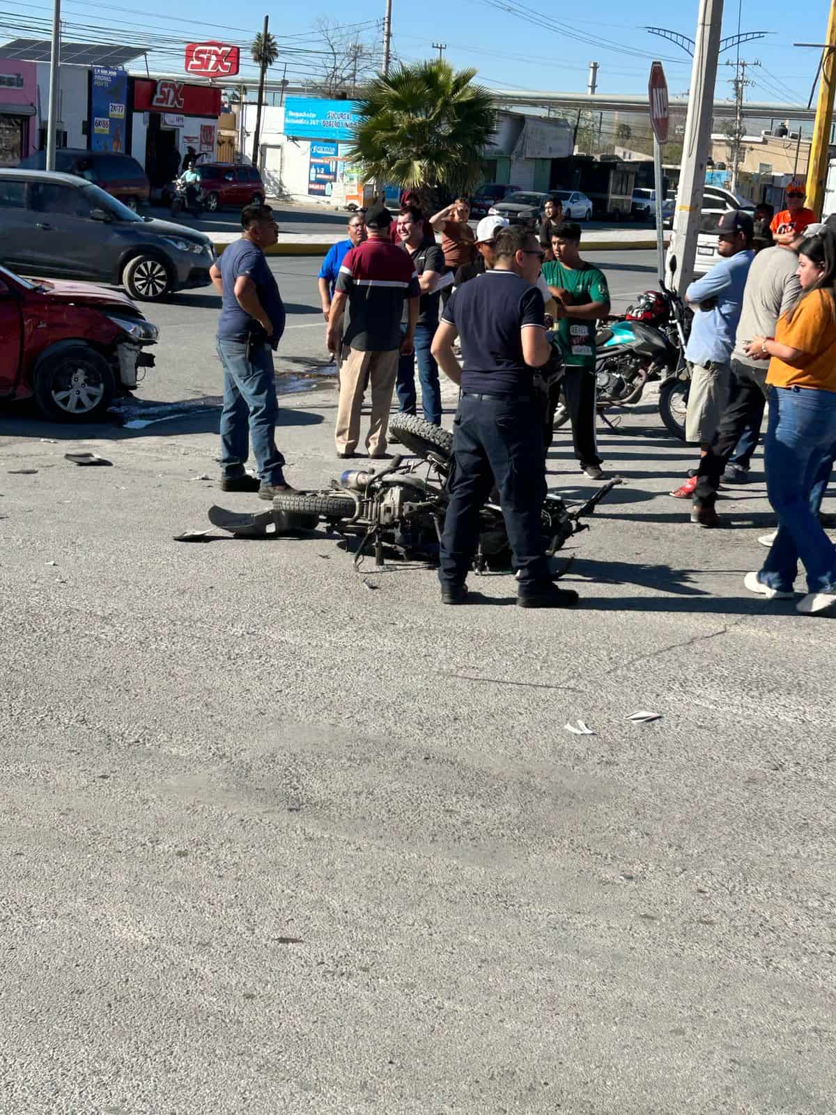 Embiste joven a motociclista