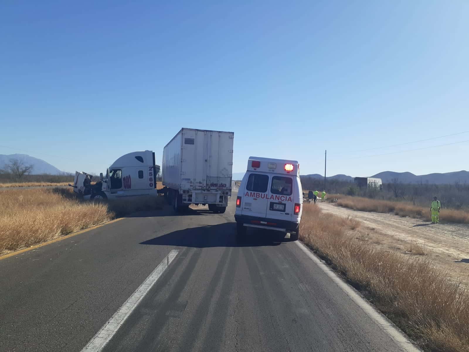 Embiste trailero a camión de paquetería 