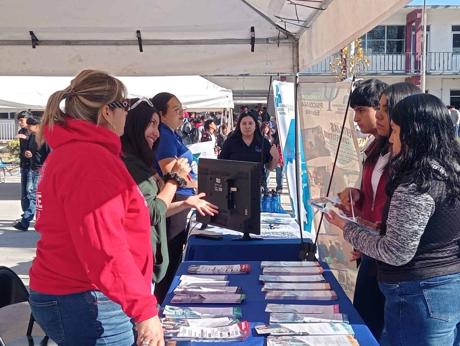 Impulsan futuro académico en el CBTis 54 con feria vocacional