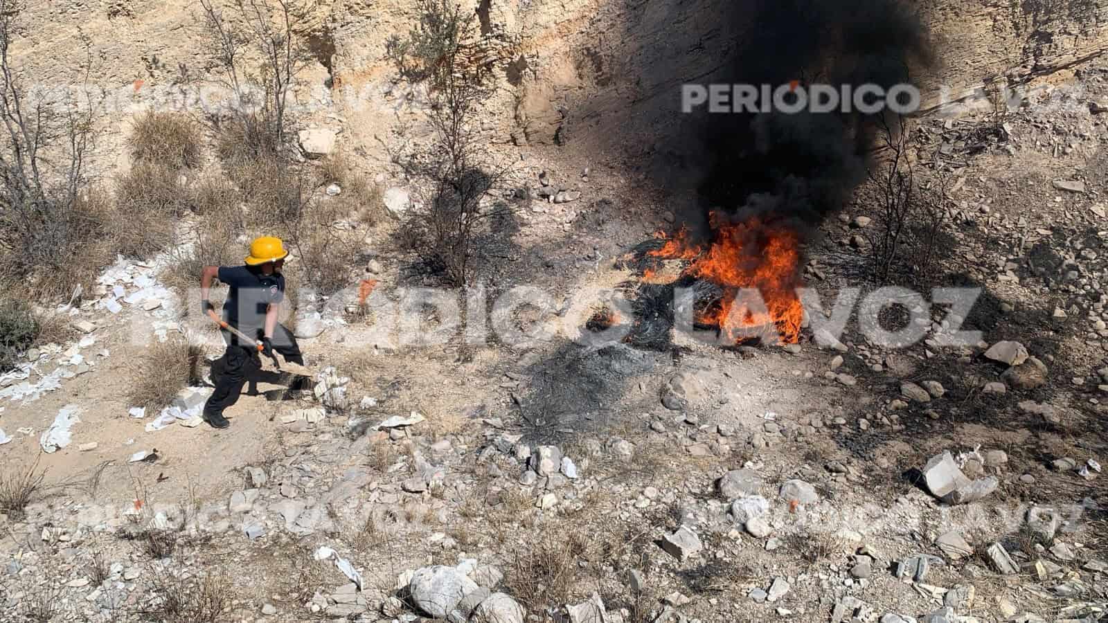 Sofocan Bomberos incendio de maleza