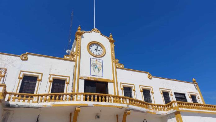 Instalan nuevo reloj en Sabinas