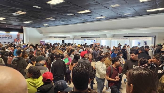 Miles de jóvenes buscan empleo en feria laboral de Monclova