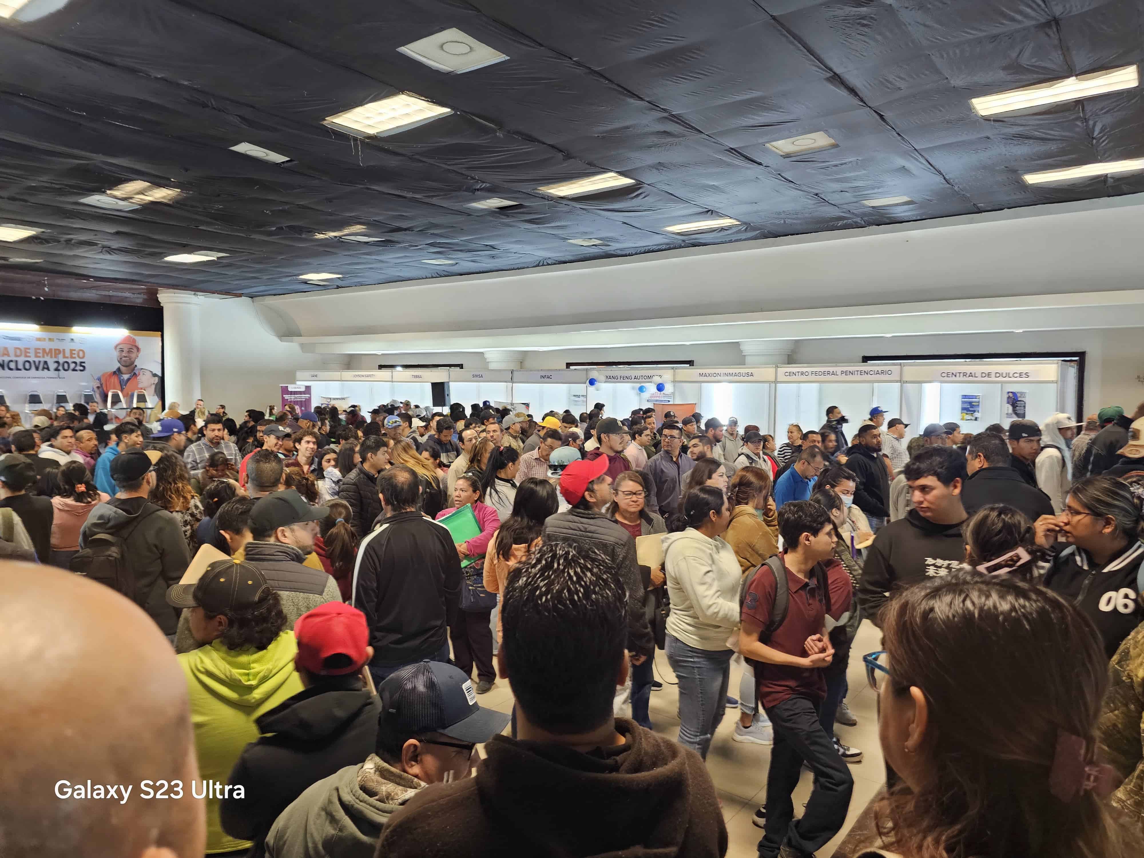 Miles de jóvenes buscan empleo en feria laboral de Monclova
