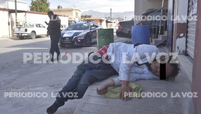 Recae en el alcohol y acaba entre vómito