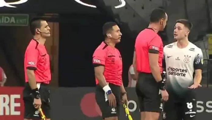 Arbitro en polémica; empujó a jugador