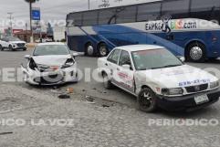 Lesiona taxista a mujer en choque