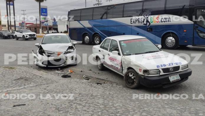 Lesiona taxista a mujer en choque