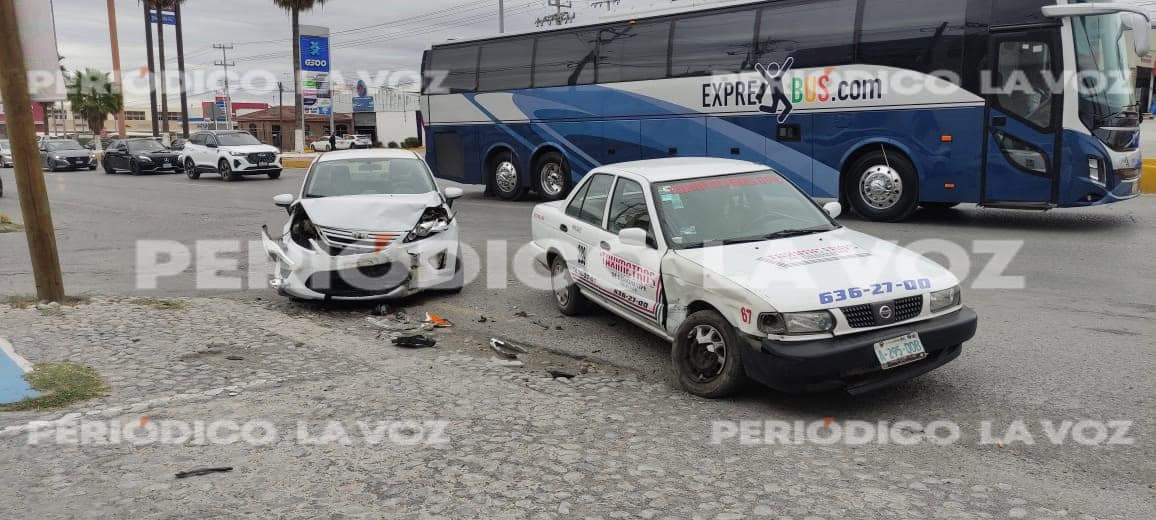 Lesiona taxista a mujer en choque