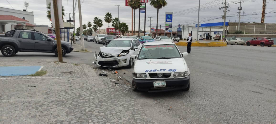 Lesiona taxista a mujer en choque