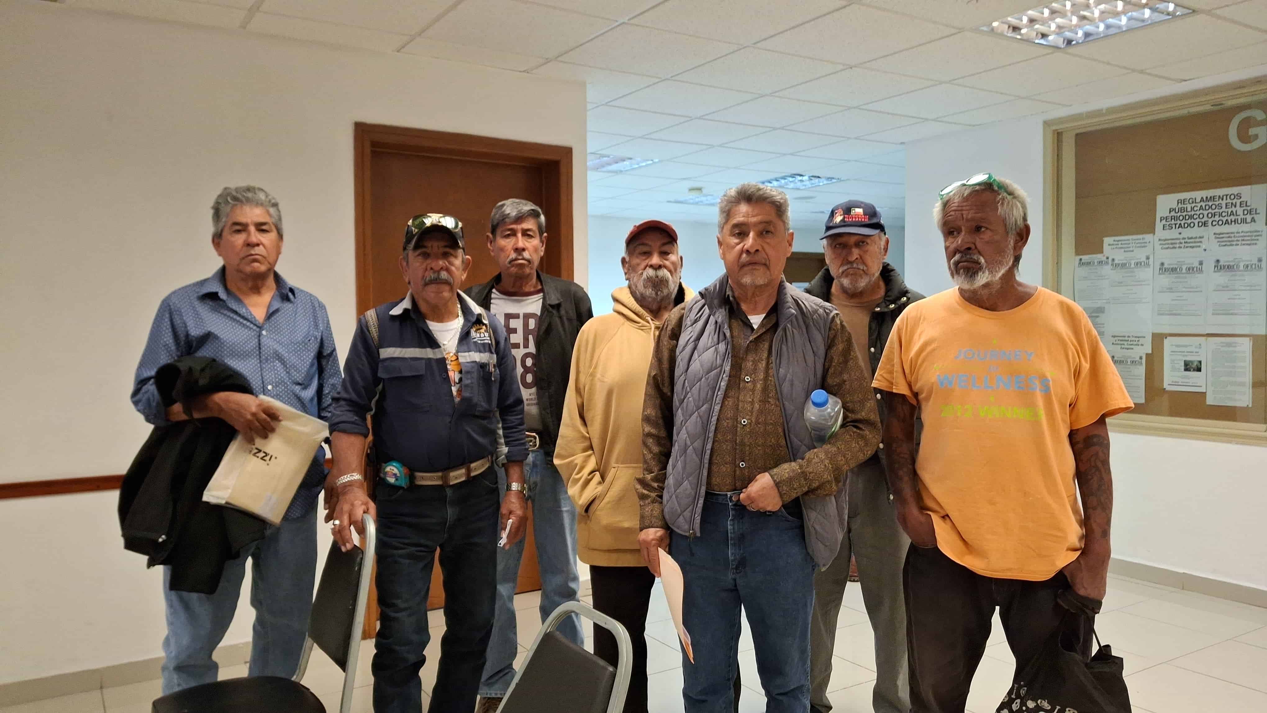 Pensionados reúnen firmas de alcaldes para respaldar su petición aumento en sus pensiones.