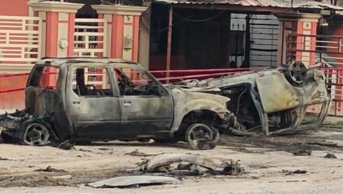 Misterioso incendio arrasa con dos vehículos y parte de una vivienda en San Buenaventura