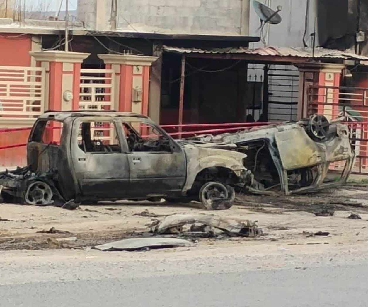 Misterioso incendio arrasa con dos vehículos y parte de una vivienda en San Buenaventura