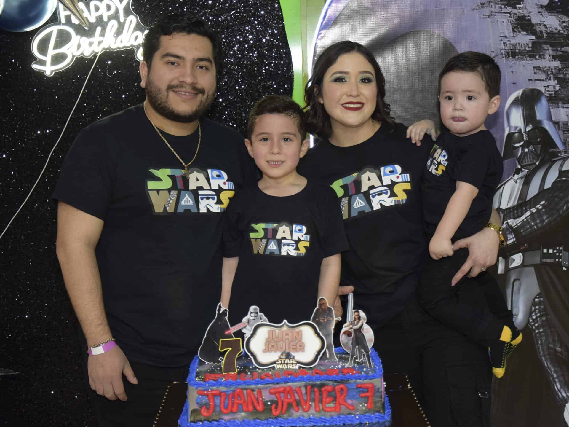Con su hermanito y sus padres.