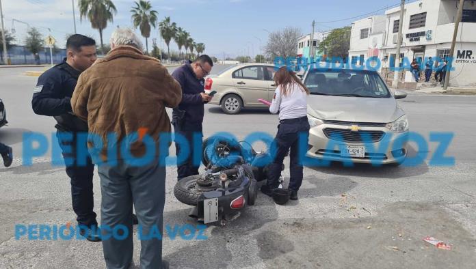 Abuelito manda a volar a motociclista