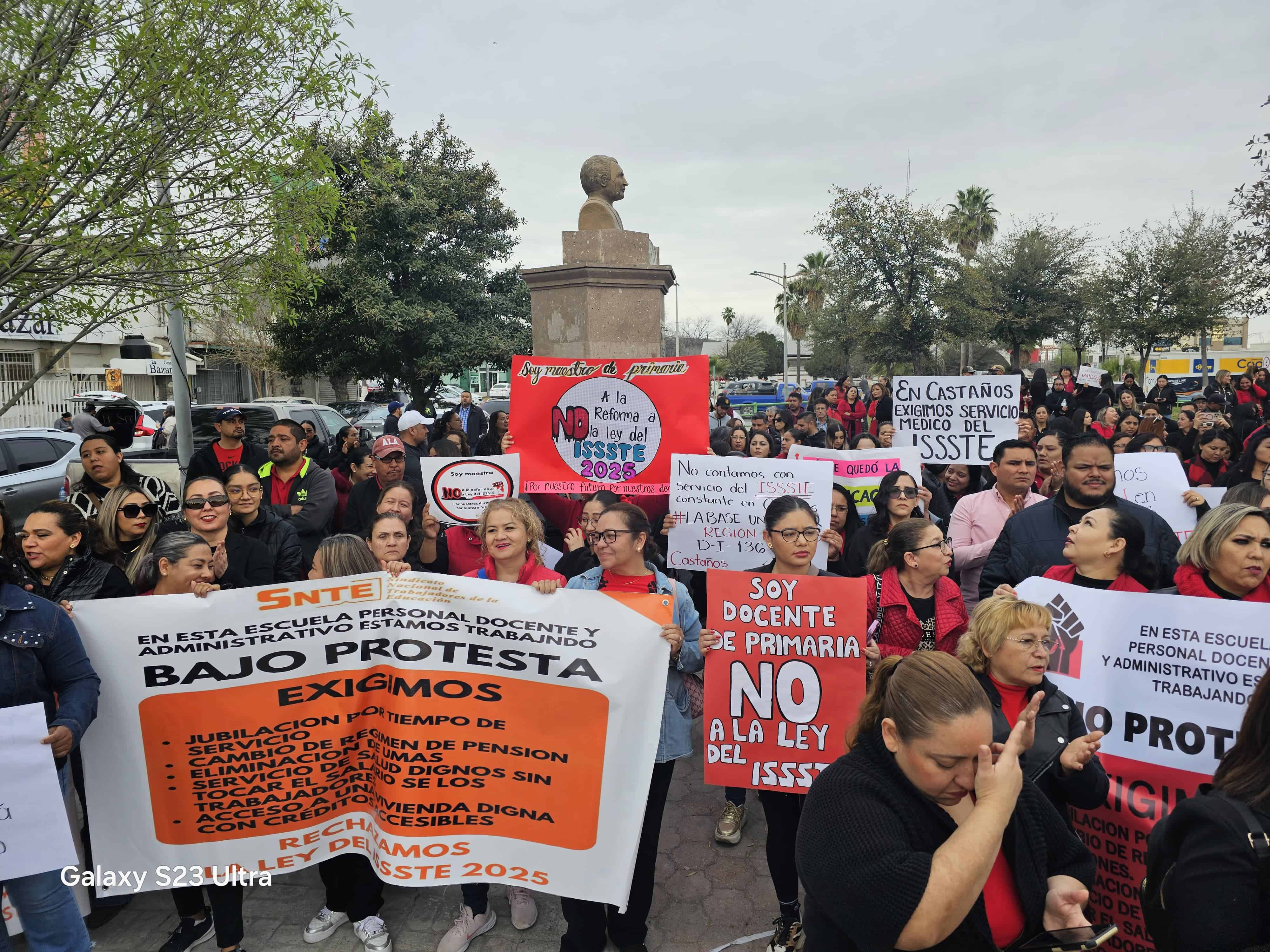 Docentes de Monclova y la Región Centro protestan contra la Ley del ISSSTE 2025